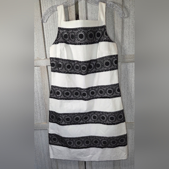 White House Black Market Dresses & Skirts - White House Black Market Dress Black/White Embroidered Lace Size 2 Women's